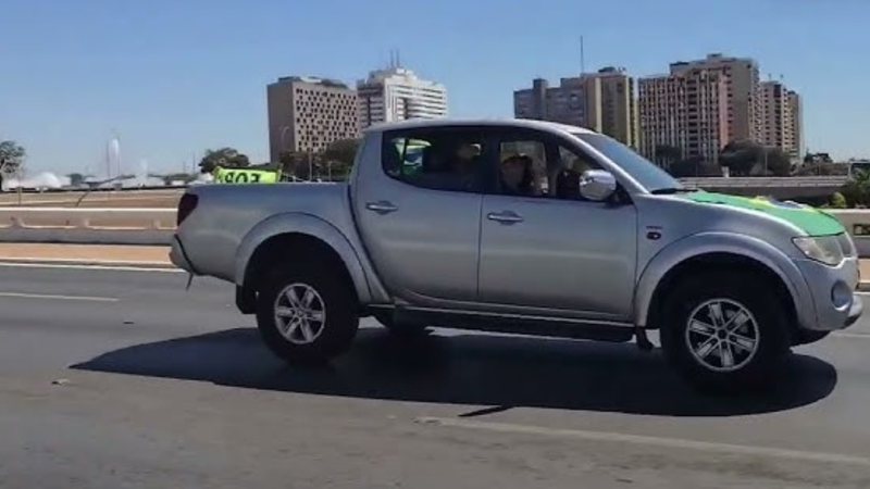 Apoiadores de Bolsonaro fazem ato em Brasília antes de julgamento; veja.