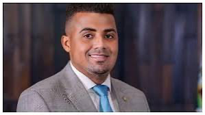 PF encontra foto de TH Joias deitado em cama com pilhas de dinheiro