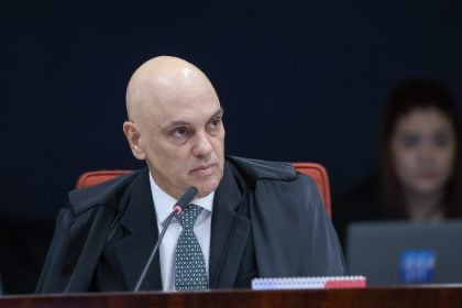 Embaixada dos EUA defende sanções contra Moraes durante julgamento de Bolsonaro.