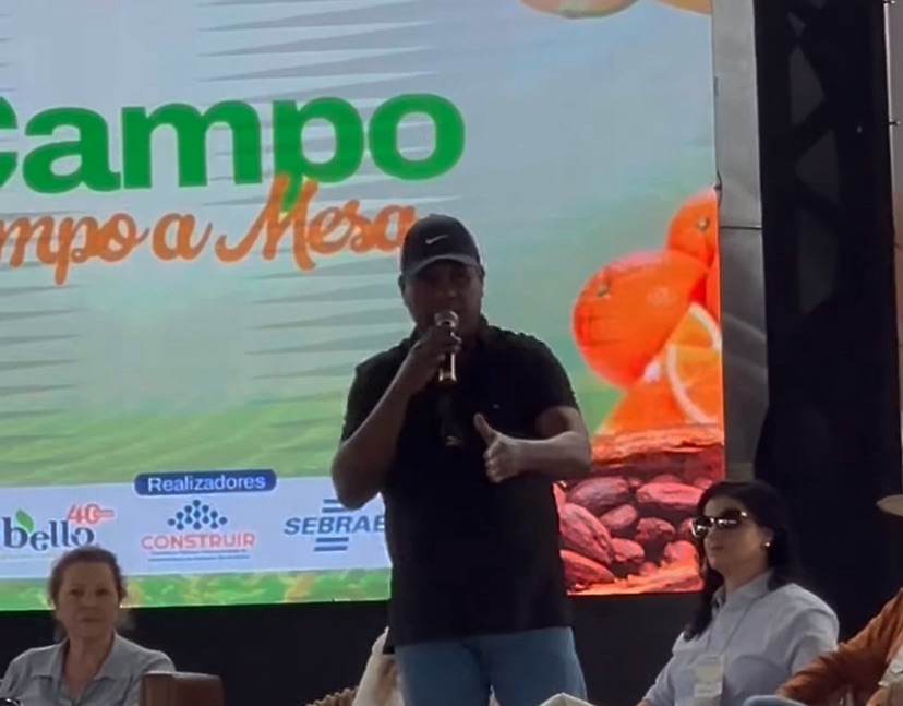 Prefeito de Mucuri Reaparece em Evento após Meses de Ausência e Levanta Questionamentos