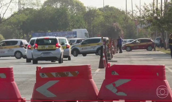 Lula dá aval para acabar com obrigatoriedade de aulas em autoescolas para tirar carteira de motorista