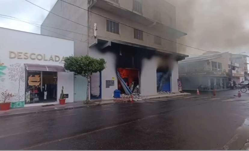 Incêndio de grandes proporções atinge prédio da Credilar em Mucuri e expõe falta de estrutura de emergência no município