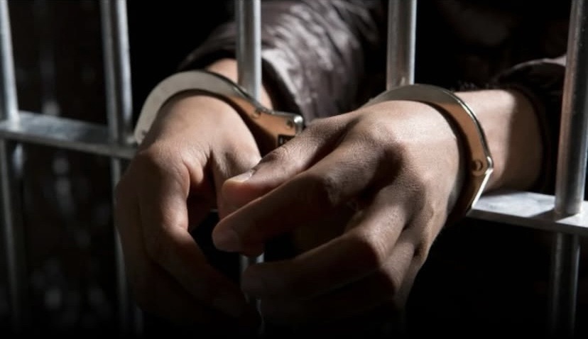 Polícia investiga s3x0 de policial com 5 presos em cela de delegacia