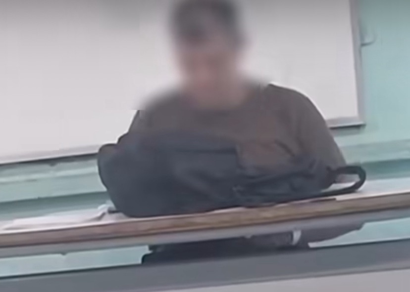 Professor é flagrado em ato obsceno dentro de escola pública.