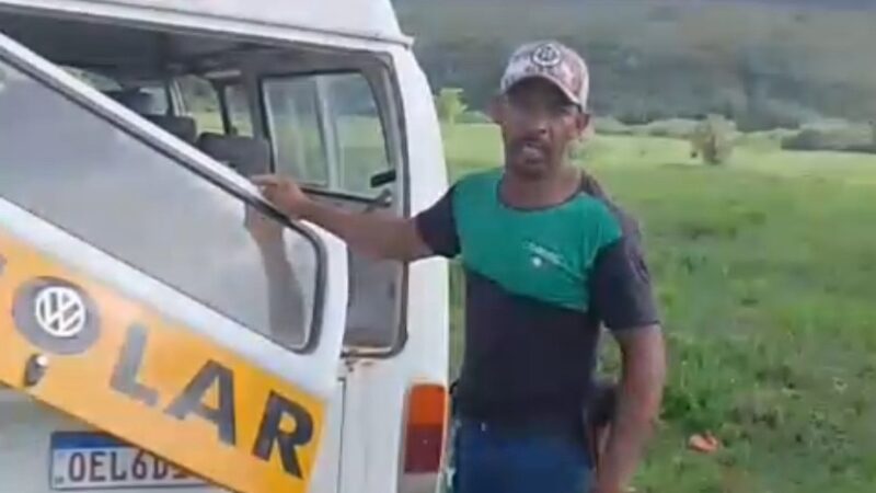 MUCURI: TRANSPORTE ESCOLAR EM ESTADO DE ABANDONO DEIXA ALUNOS SEM AULA — MORADOR FLAGRA KOMBI SUCATEADA EM BELO CRUZEIRO
