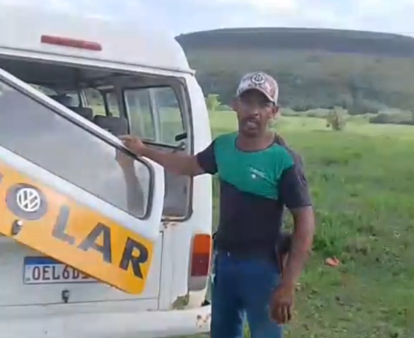 MUCURI: TRANSPORTE ESCOLAR EM ESTADO DE ABANDONO DEIXA ALUNOS SEM AULA — MORADOR FLAGRA KOMBI SUCATEADA EM BELO CRUZEIRO