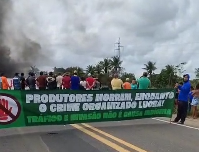 BR-101 é bloqueada em Itamaraju por produtores rurais que cobram ações contra invasões de terras no Extremo Sul