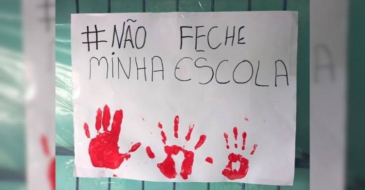 Pais protestam contra fechamento da Escola Ruth Nascimento de Jesus, enquanto novo cronograma de matrículas expõe falhas no transporte escolar de Mucuri