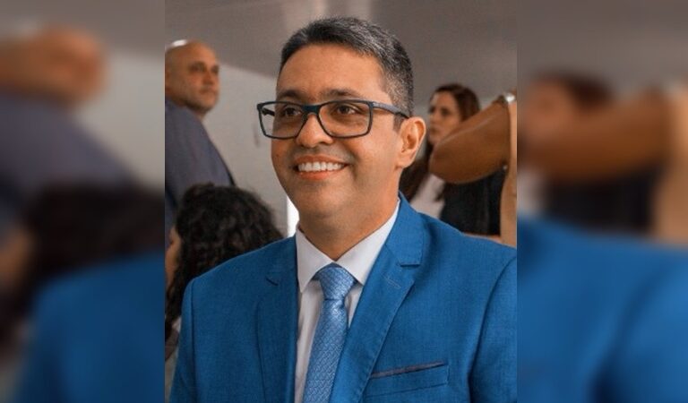 Prefeito de Caravelas Dr Adauto é denunciado por jornalista após suspeita de irregularidades envolvendo empresa de locação de veículos e contrato de R$ 9 milhões de reais.