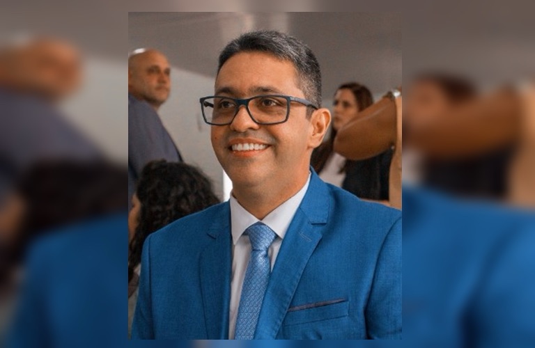 Prefeito de Caravelas Dr Adauto é denunciado por jornalista após suspeita de irregularidades envolvendo empresa de locação de veículos e contrato de R$ 9 milhões de reais.
