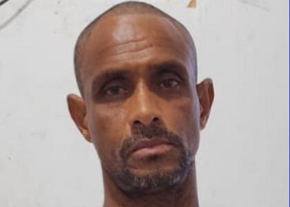 Homem é preso em Mucuri por descumprir medida protetiva e fugir pelo telhado.